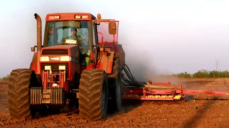 Veste bună pentru fermieri! Senatul a eliminat obligația ca șoferii de tractoare agricole să dețină permis pentru această categorie