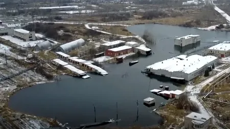 Orașul în care apocalipsa vine în fiecare zi. Casele sunt înghițite de gropi uriașe care se umplu instantaneu cu apă. VIDEO