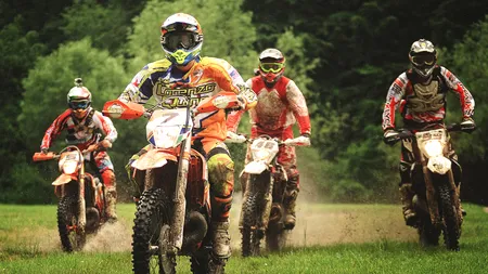 Surpriza din acestă fotografie de la concursul hard enduro de la Sibiu. Cine este primul motociclist din imagine