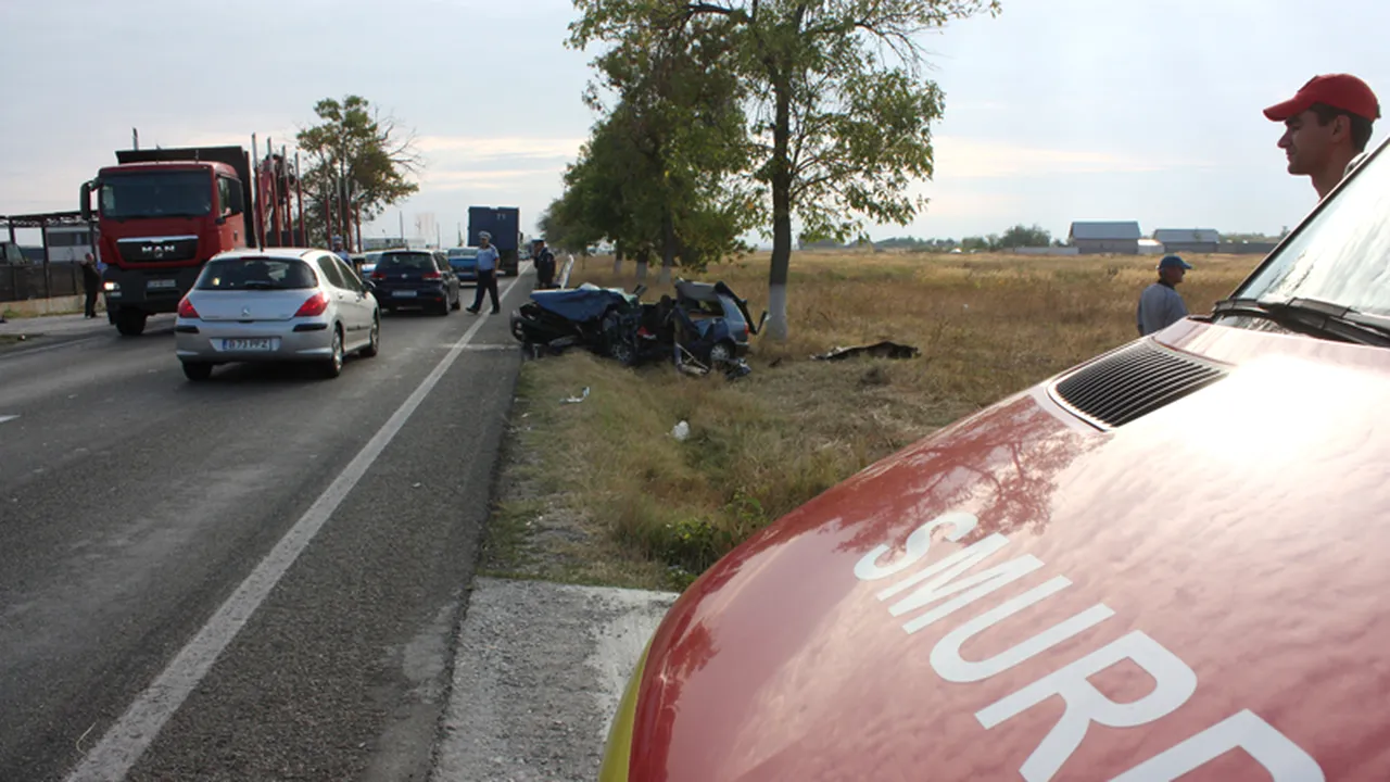 ACCIDENT RUTIER cu 11 RĂNIȚI, după ce un autoturism a intrat pe contrasens și a lovit un microbuz