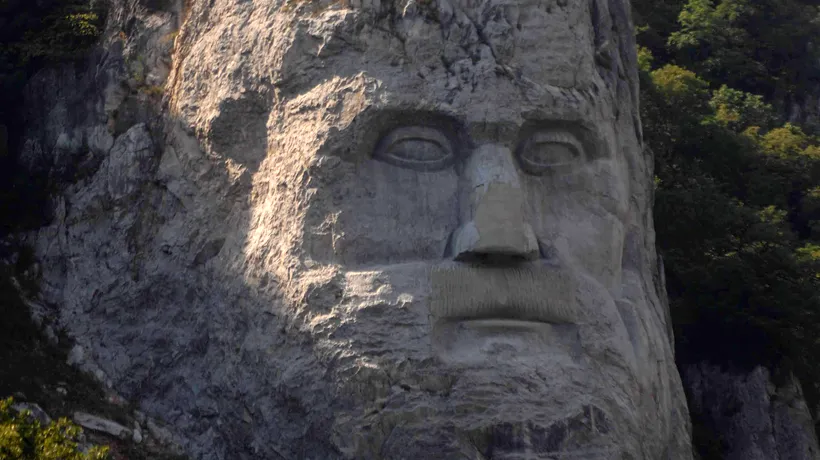 Chipul lui Decebal, cea mai înaltă sculptură în munte din Europa, iluminată permanent noaptea
