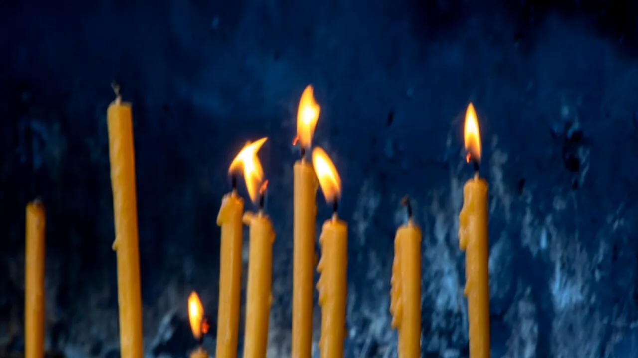 MOȘII de iarnă 2024. Când pică și ce se dă de pomană în Sâmbăta Morților