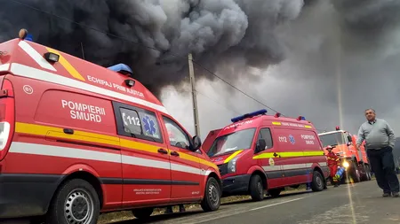Incendiu puternic într-un centru comercial din Suceava, care arde în întregime