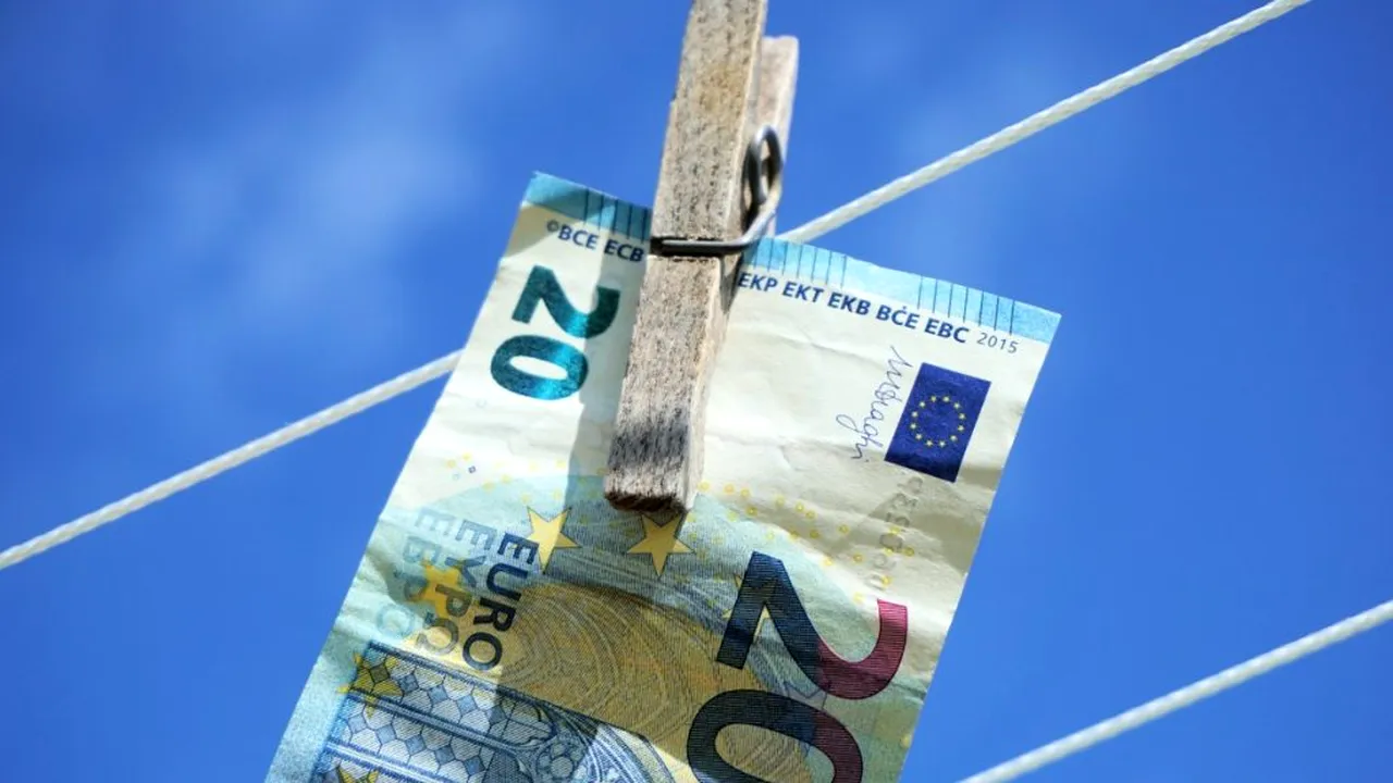 Grupare specializată în fraude cu indemnizațiile de creștere a copilului! Cum înșelau statul cu milioane de euro escrocii reținuți de DIICOT