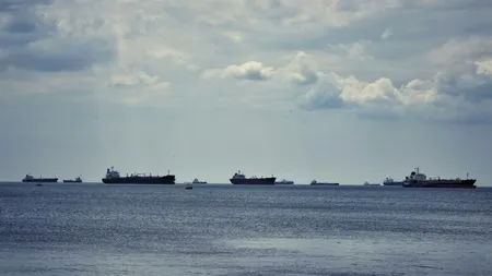 Emiratele Arabe au început să strecoare petroliere încărcate cu țiței prin Strâmtoarea Ormuz. La ce metode au recurs pentru a evita atacurile iraniene