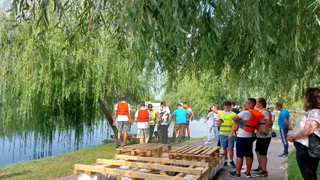 Competiție inedită pe lac, în Craiova. Mai mulți elevi s-au întrecut cu plute făcute din PET-uri