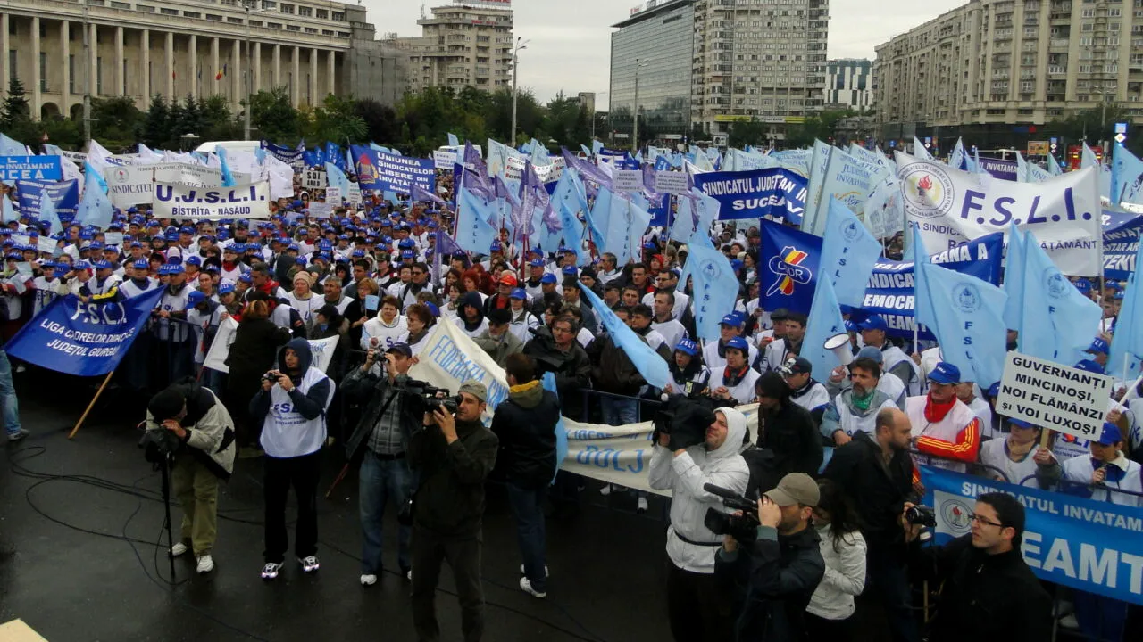 Sindicaliștii din Educație protestează în fața Palatului Parlamentului. Neacordarea sporului pentru condiţii de muncă, neplata orelor suplimentare și nedecontarea navetei, între nemulțumiri