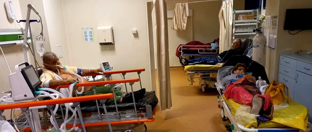 Situație alarmantă la Spitalul Județean Giurgiu: Mai mulți pacienți împart o mască de oxigen pentru gura de aer care le asigură supraviețuirea. Pacienții stau și pe scaunele medicilor
