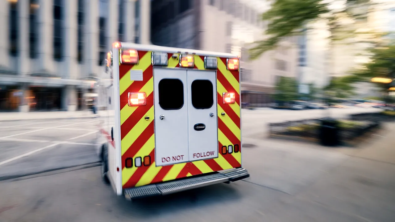 Panică într-o stație de autobuz din Iași. Un bărbat de 50 de ani a intrat în ȘOC hipotermic, după ce a căzut, dar niciun trecător nu l-a ajutat