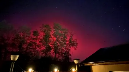 FOTO AURORA boreală pe cerul României. Fenomenul cosmic care a creat spectacolul de lumini din cortina roșie