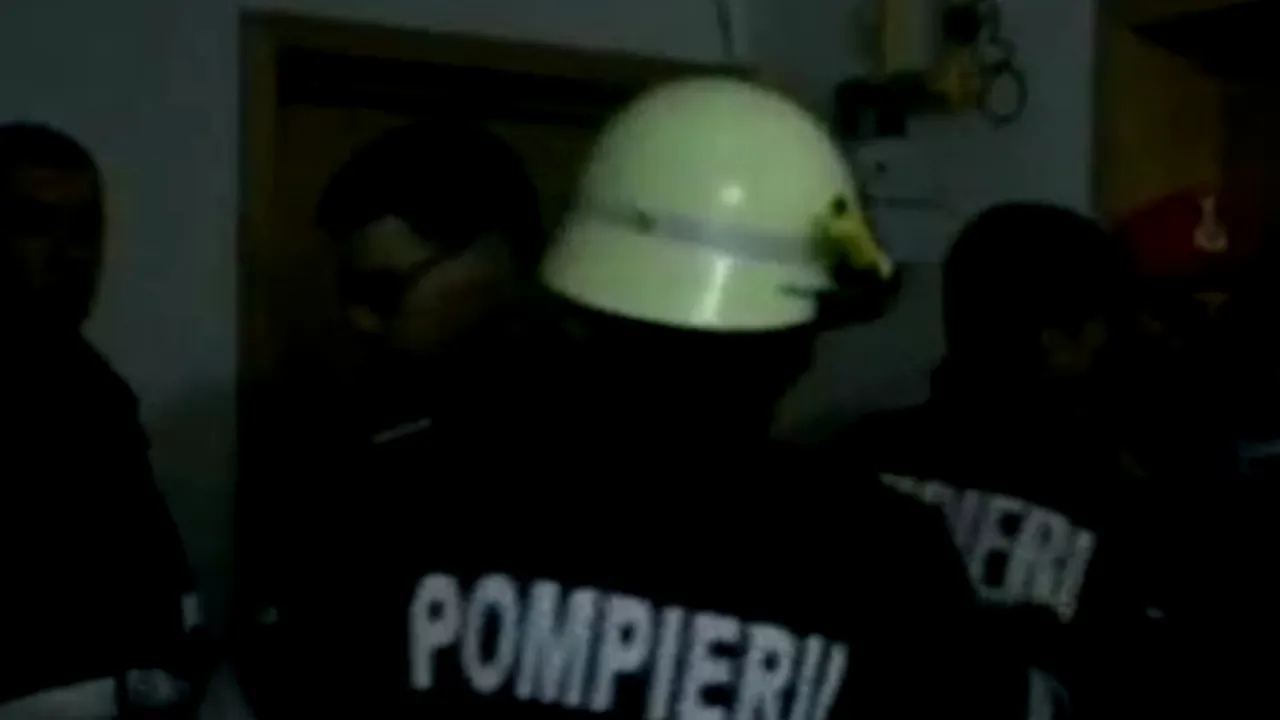 Două fetițe din București, încuiate pe afară de părinții care dormeau beți