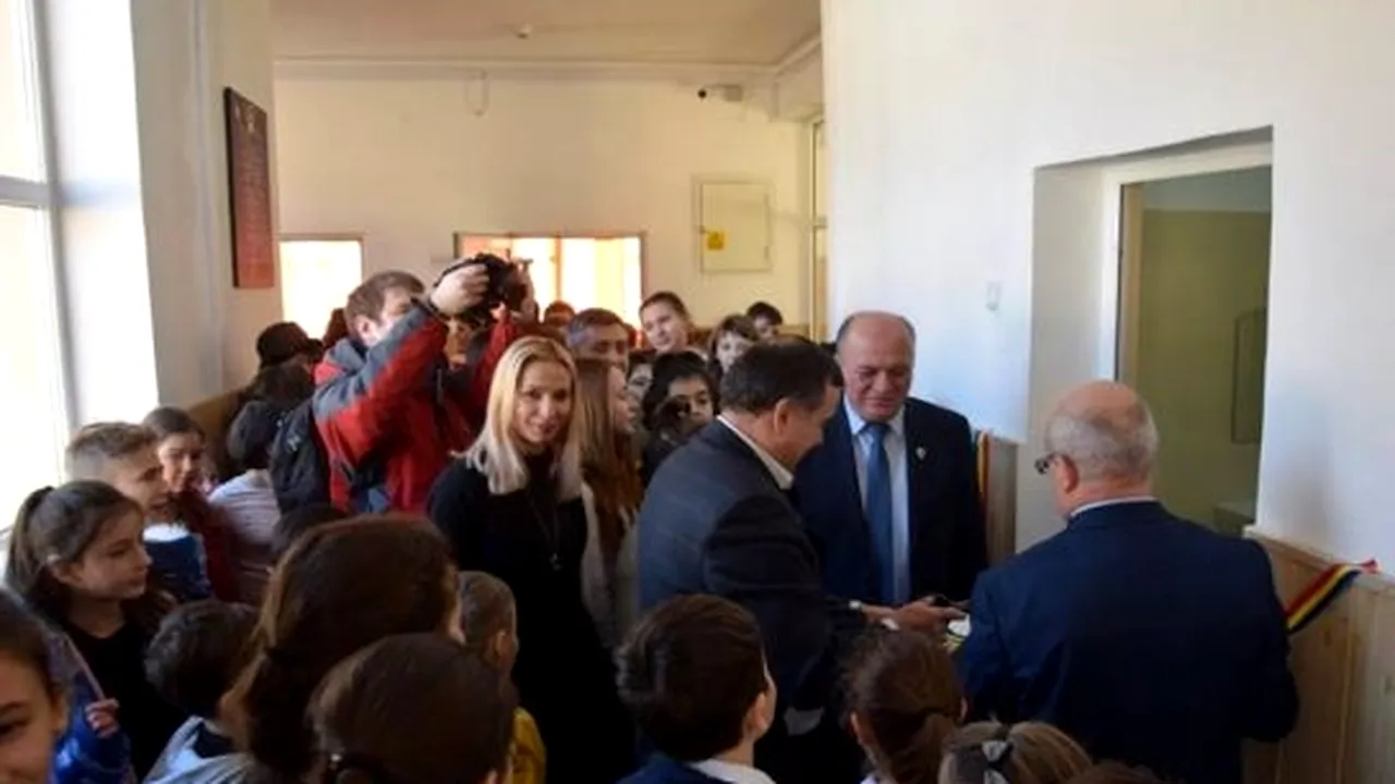 Un primar din România a tăiat panglica tricoloră la inagurarea toaletelor dintr-o școală și s-a lăudat cu fotografiile pe Facebook. GALERIE FOTO