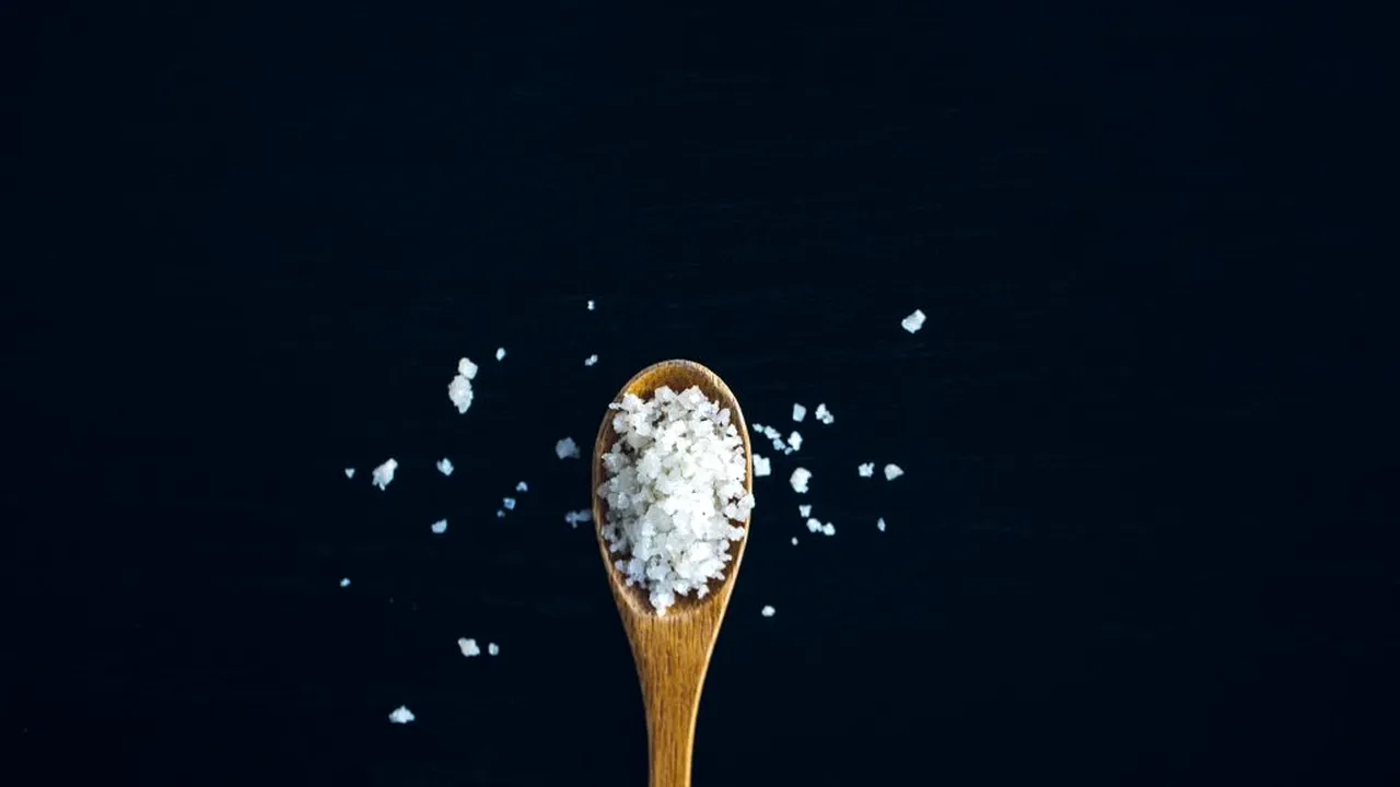 CONSTATARE NEAȘTEPTATĂ. Prea multă SARE în dietă slăbește sistemul imunitar | STUDIU