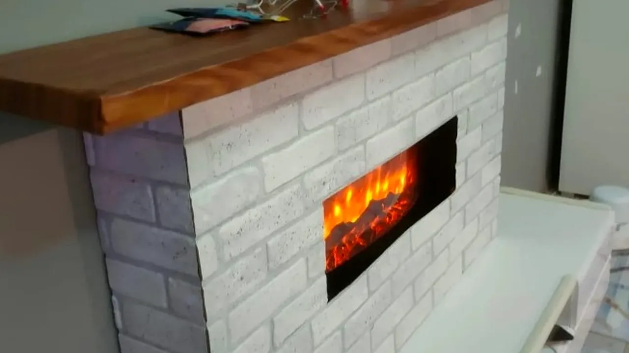 Cum poți schimba aspectul unui șemineu electric, folosind o cutie de carton. Rezultatul final e spectaculos