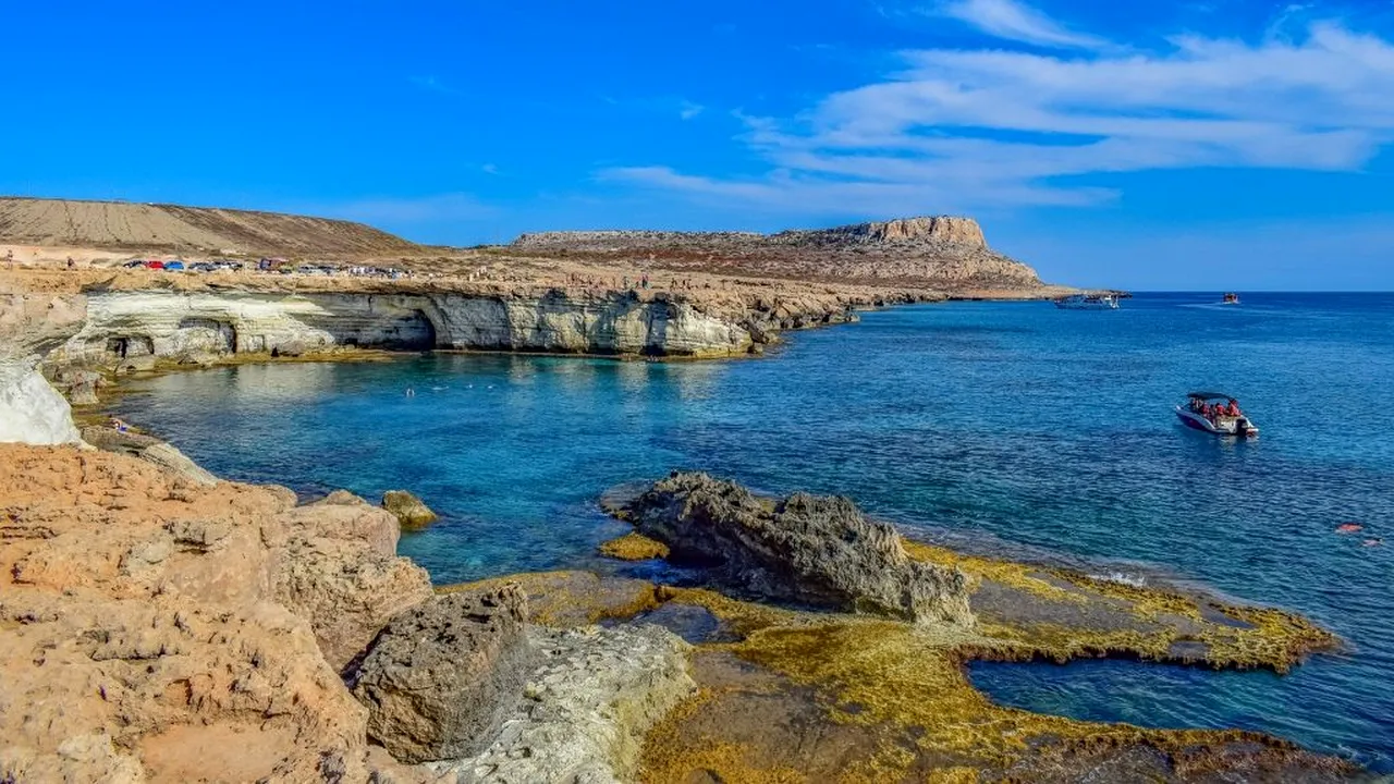 Cipru interzice intrarea în țară a turiștilor români