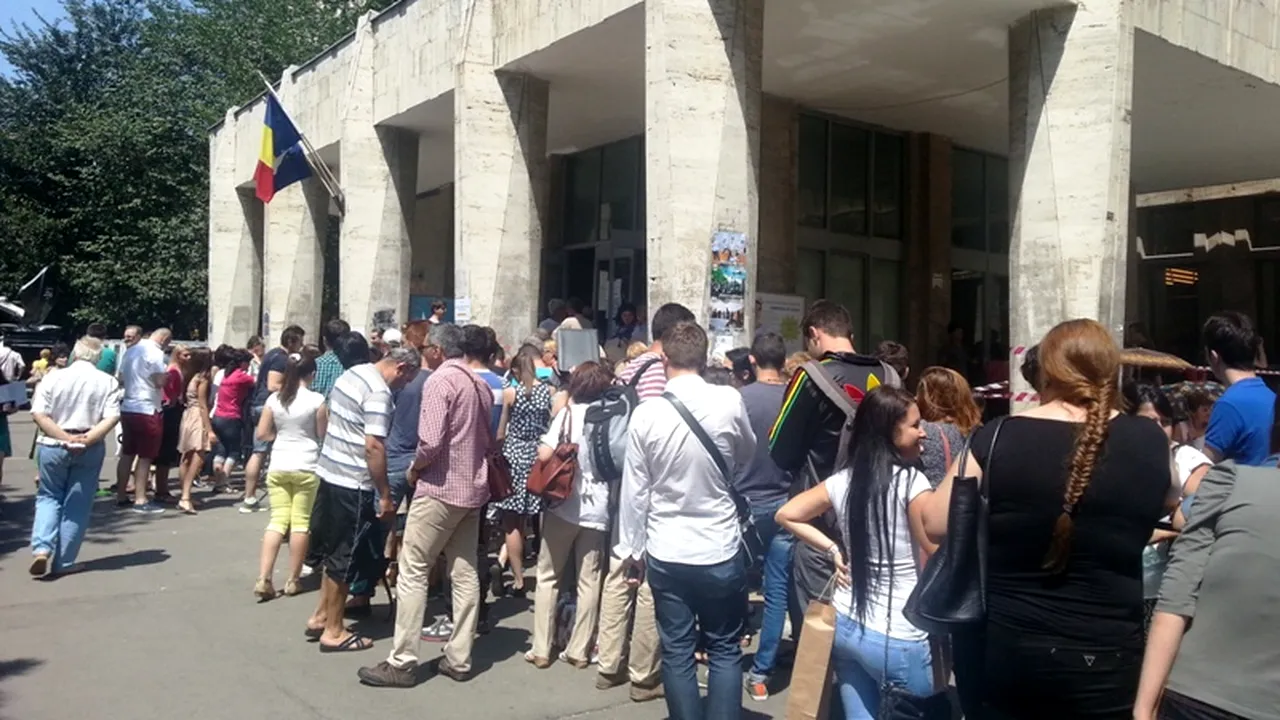 Admitere Facultate 2014. Peste 2.600 de absolvenți s-au înscris la ASE în prima zi. Câte locuri oferă celelalte universități