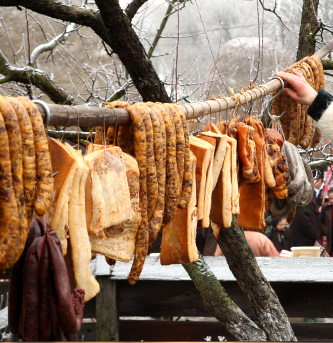 Pesta porcină nu îi sperie pe bistrițeni, care trimit produse tradiționale rudelor din străinătate