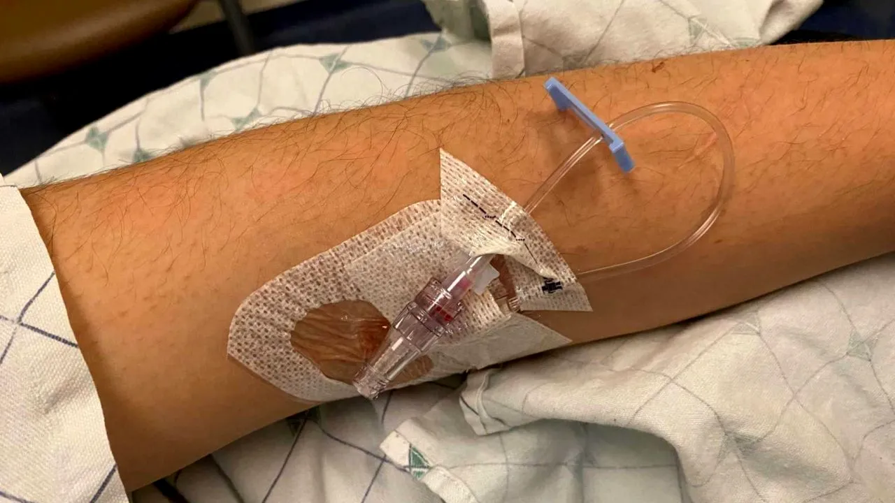 Anticorpi „defecți” care ar ataca creierul, identificați la adolescenții infectați cu Covid-19. Tinerii au început să sufere de paranoia și delir