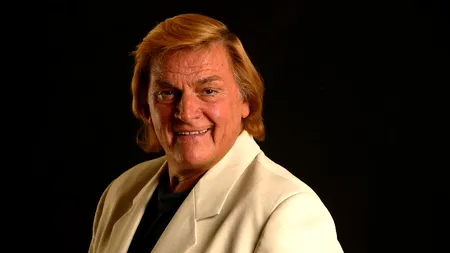 Florin Piersic dăruiește flori femeilor, pe 8 martie, la spectacolul 