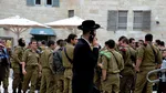 Coloniștii israelieni au bătut o jurnalistă americană în Cisiordania. Mașinile și plantațiile de măslini ale palestinienilor, incendiate
