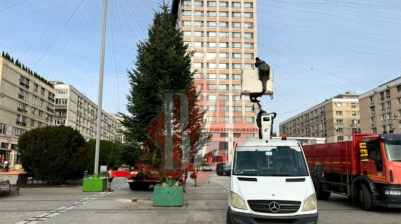 De râsul României! Cum arată bradul de Crăciun montat în Piața Unirii din Iași. Localnicii au crezut că e o glumă