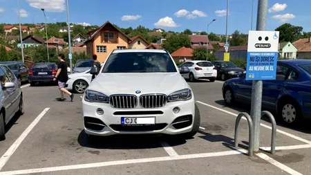Scandalos! Cum și-a parcat BMW-ul acest șofer, în Cluj-Napoca