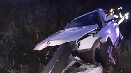 Doi copii și doi adulți au fost răniti pe un drum din Brașov, după ce un parapet lovit de șofer a pătruns în mașină