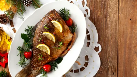 Sătui de meniurile hipercalorice cu FRIPTURI și SARMALE, turiștii de pe litoral au mâncat preparate din pește în a doua zi de Crăciun