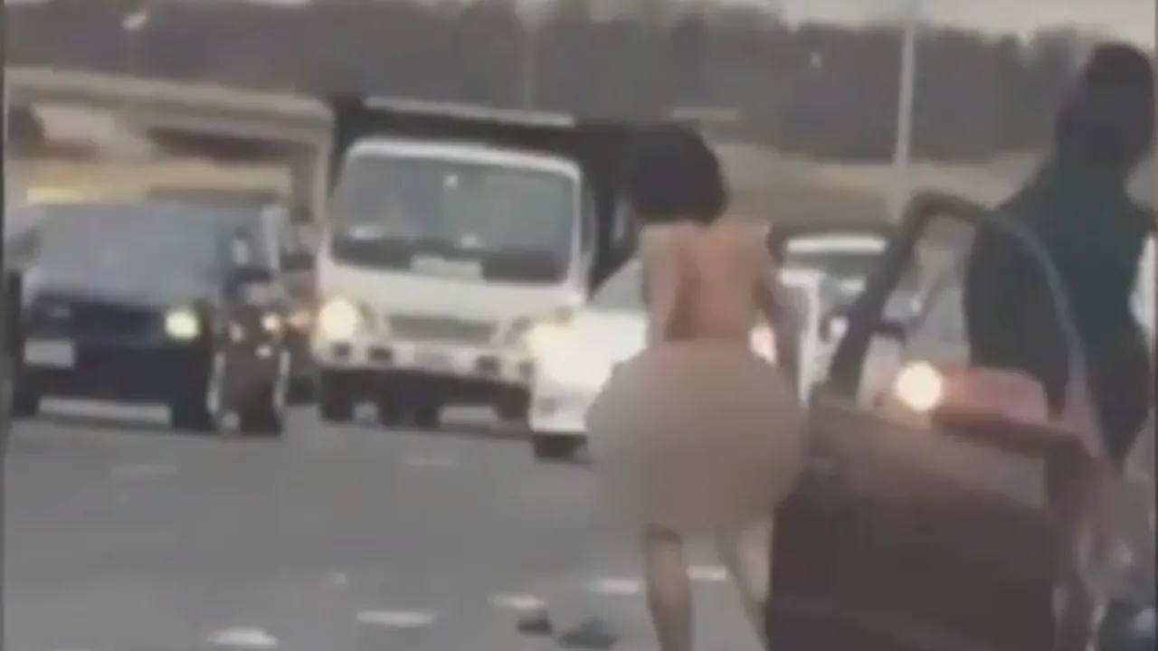 Un bărbat a fost încătușat după ce s-a plimbat complet dezbrăcat prin Râmnicu Vâlcea - VIDEO