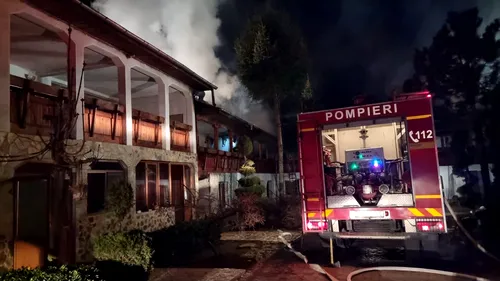 FOTO-VIDEO | Incendiu la Mănăstirea Nucet din județul Dâmbovița. Flăcările au cuprins acoperișul chiliilor, pe o suprafață de aproximativ 500 mp