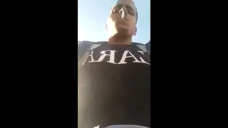 VIDEO. Un tânăr i-a furat telefonul unui bărbat chiar în timp ce făcea live pe Facebook. Peste 20.000 de oameni i-au văzut fața