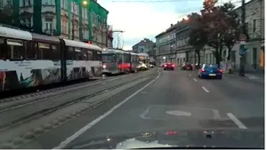 VIDEO | Trafic dat peste cap într-o intersecție din Timișoara. O vătmăniță a uitat să schimbe macazul și a lovit două mașini