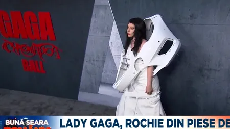 Lady Gaga, rochie accesorizată cu piese de mașină pe covorul roșu