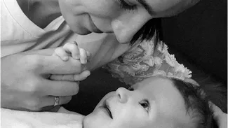 CU GÂNDUL LA VOI. Alexandra, o fetiță de numai opt luni, suferă de o boală extrem de rară. Pentru o șansă la viață, ea are nevoie de cel mai scump vaccin din lume