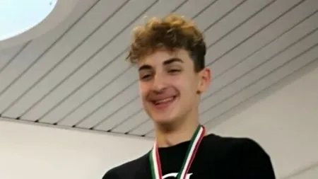 Un adolescent român, campion la înot și component al lotului național al Italiei, a murit de COVID-19