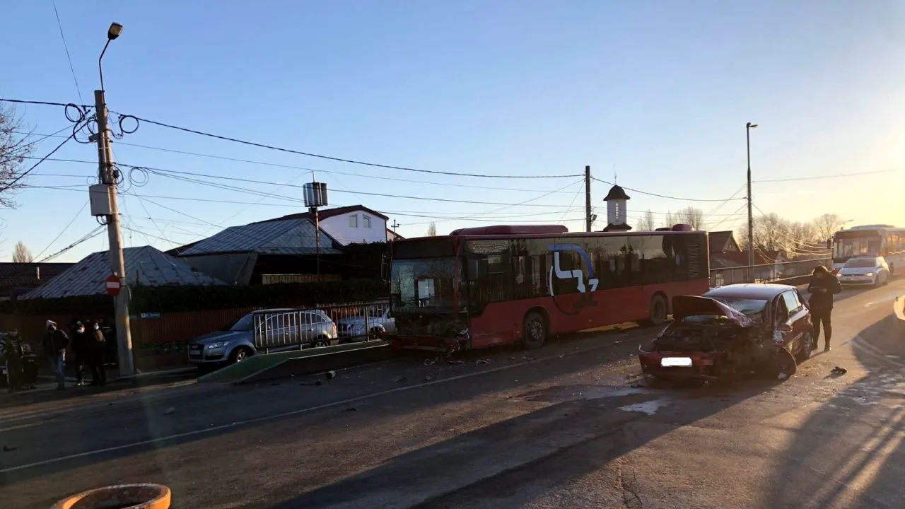 Trei tineri de 18 ani din Buzău, două fete și un băiat, au fost răniți după ce mașina condusă de tânăr a lovit un autobuz