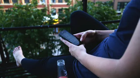 Efectul surprinzător al rețelelor sociale asupra consumului de alcool în rândul tinerilor