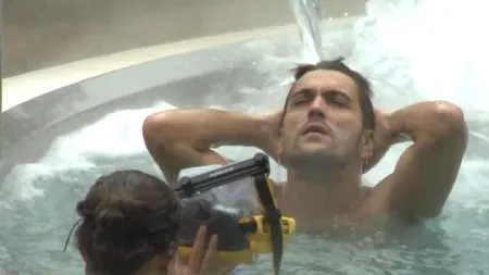 VIDEO. În piscină și prin Casa Poporului. Cum arată până acum 