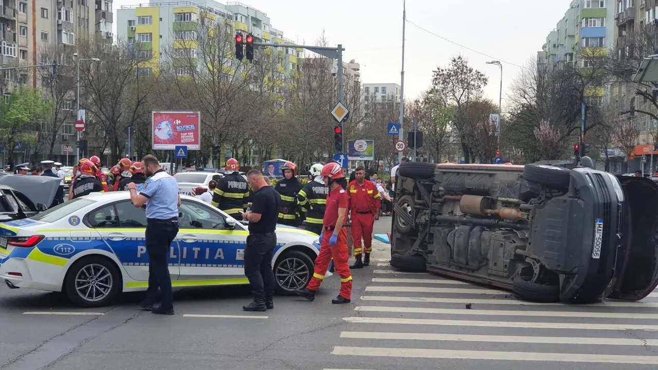 Accident grav în București. O ambulanţă SMURD s-a RĂSTURNAT după o ciocnire cu un autoturism