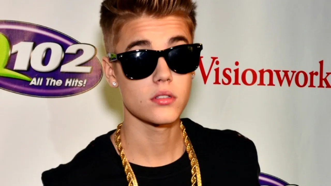 La o zi după ce s-a prăbușit pe scenă, Justin Bieber a încercat să-l lovească pe paparazzo-ul care l-a fotografiat așa