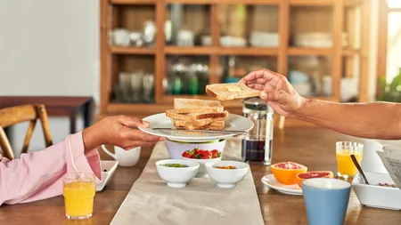 La ce ORĂ trebuie să iei, de fapt, micul dejun. Specialiștii trag un semnal de alarmă