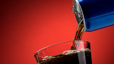 Coca-Cola retrage stocuri de produse din Europa. SUBSTANȚA care s-a descoperit în sticlele şi dozele de Cola, Sprite, Fanta sau Fuze Tea