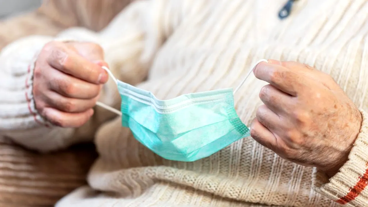 Focar de COVID-19 la un cămin de bătrâni din Brăila. Aproape 70 de persoane au fost infectate