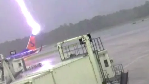 Un VIDEO incredibil cu un avion lovit de trăsnet. Un bărbat, la spital cu leziuni cerebrale
