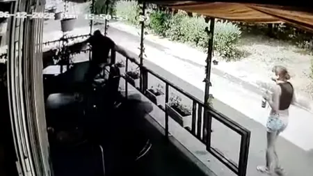 VIDEO ȘOCANT | Un tânăr îl snopește în bătaie pe un client al unei terase din Bacău. Nu se mai oprește din loviturile sălbatice