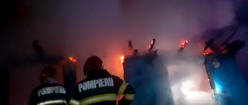 Incendiu la o casă din județul Bacău. Pompierii au găsit în interior două persoane carbonizate (FOTO)