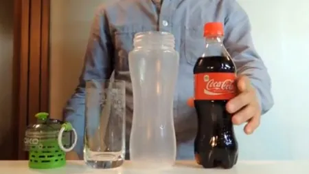 Sute de mii de oameni s-au uitat la acest clip. E ULUITOR ce face acest japonez cu o sticlă de Coca-Cola 