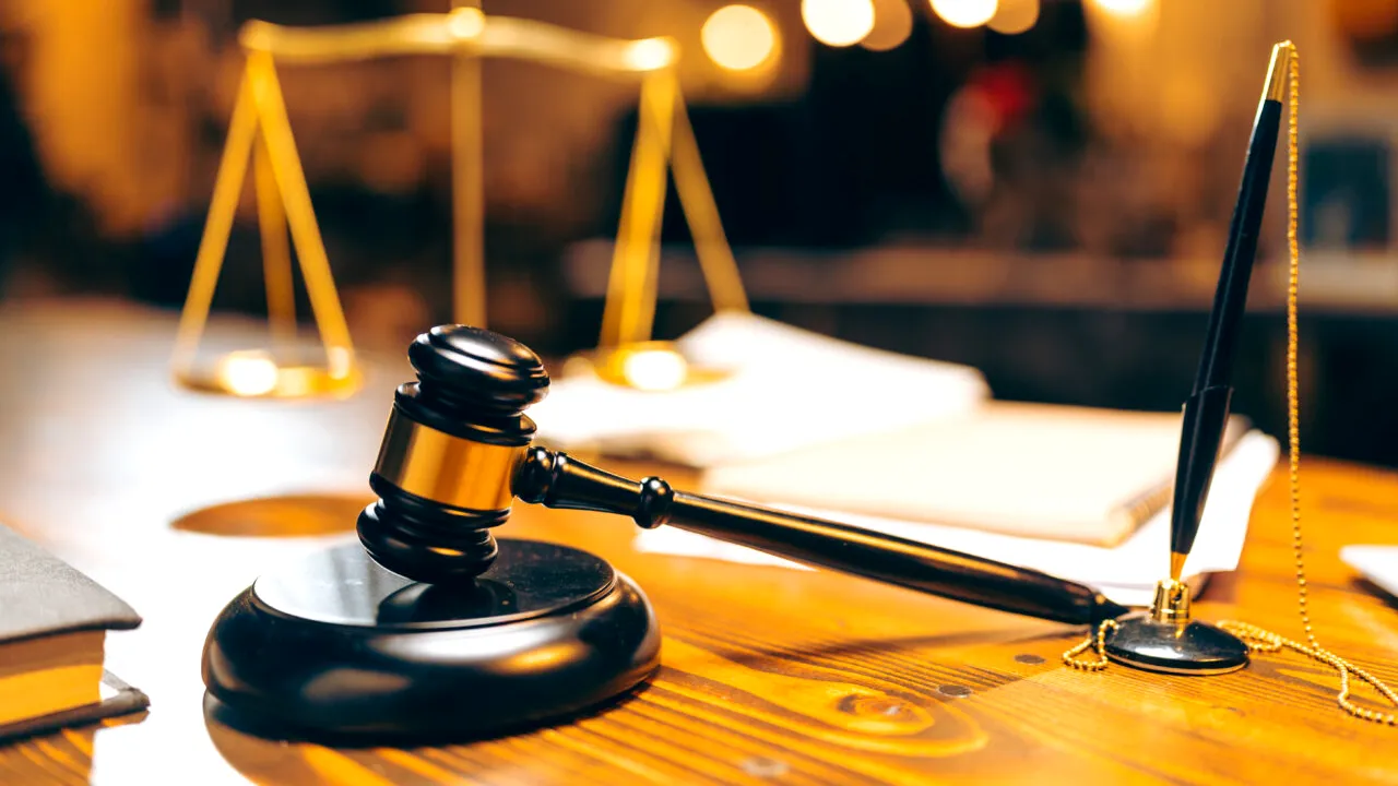 Un bărbat din Brașov și-a BĂTUT avocatul în stradă, după ce a pierdut un proces. Agresorul a mai avut probleme cu legea