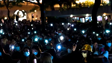 Protestele masive din Hong Kong iau o turnură neașteptată: Mii de manifestanți au cântat imnul SUA și i-au cerut lui Trump să intervină pentru „eliberarea