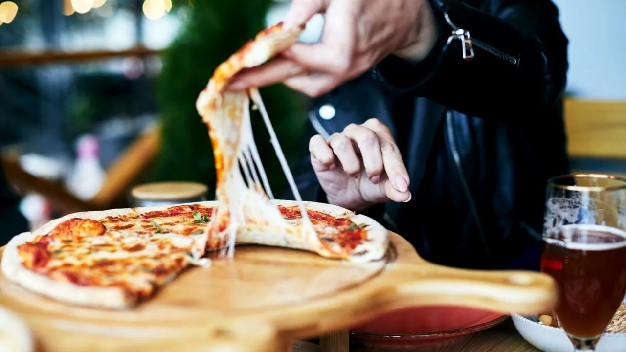 PIZZA cu „răvaș”. Descoperirea șocantă făcută de o femeie după ce a comandat o pizza la pachet: „Nu au vrut să-mi dea banii înapoi”